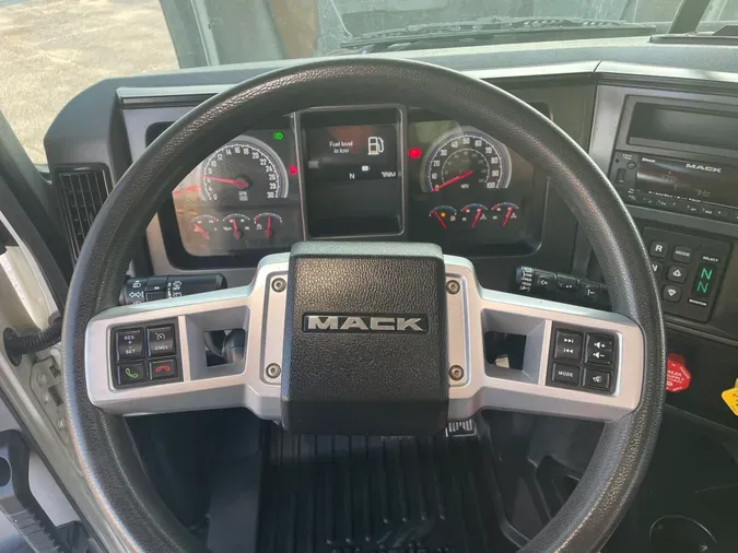 2022 MACK GR64F