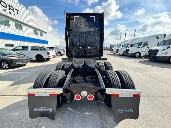 2022 Freightliner Cascadia 126