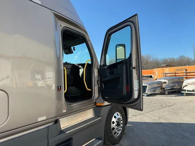 2023 Freightliner Cascadia