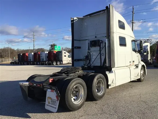 2022 VOLVO VNL860