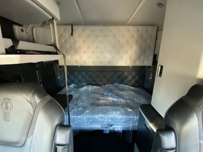 2023 Kenworth W990