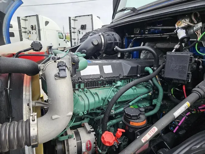 2021 VOLVO VNL64T760