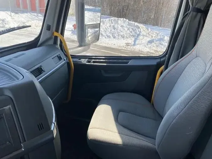 2023 Volvo VNR64T400