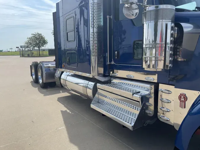 2020 Kenworth W900L