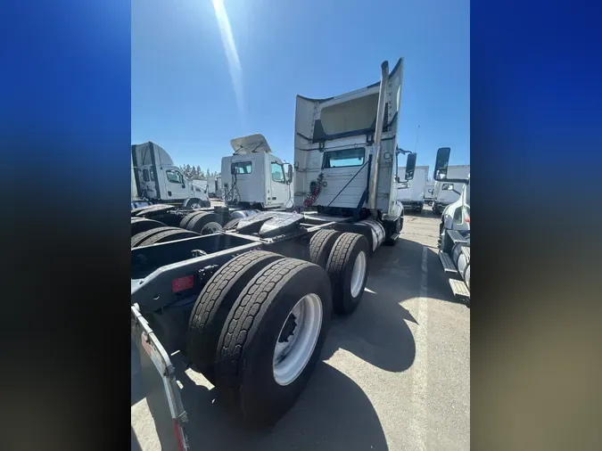 2019 VOLVO VNL64T-300