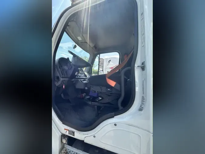 2020 FREIGHTLINER M2 106