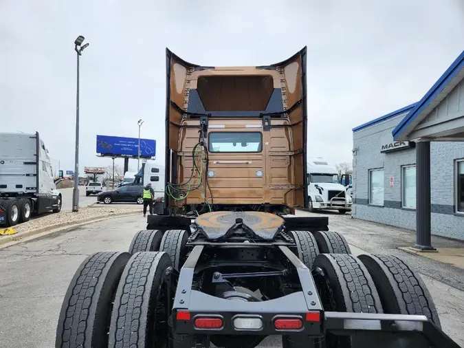 2022 VOLVO VNL64T300