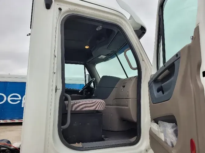 2019 Freightliner X12564ST