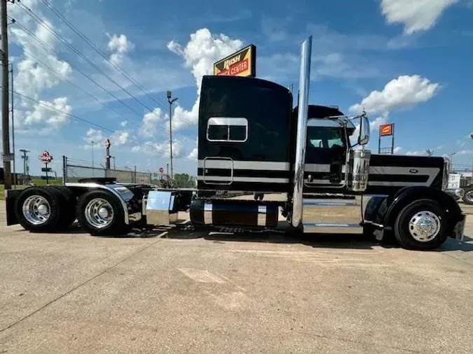 2023 Peterbilt 389