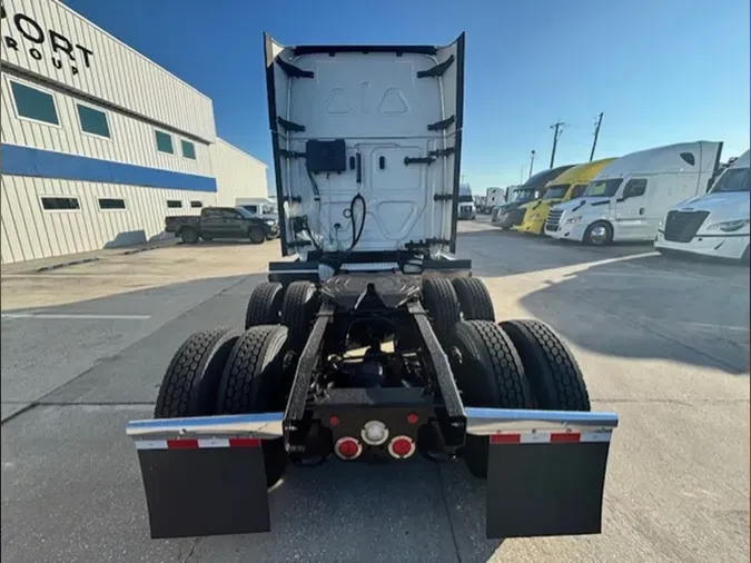 2020 Freightliner Cascadia 126
