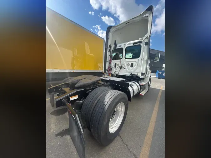 2016 FREIGHTLINER/MERCEDES CASCADIA 113