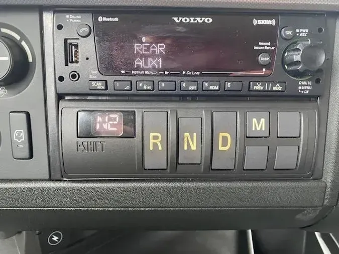 2023 Volvo VNR64T400