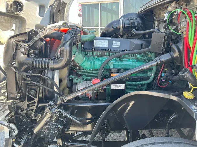 2019 VOLVO VNL860