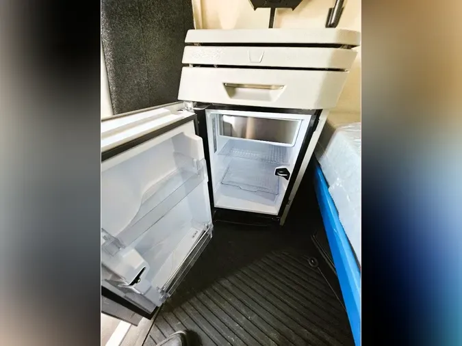 2025 VOLVO VNL64Tv04