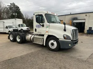 2015 FREIGHTLINER X12564ST