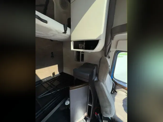 2017 VOLVO VNL64T670