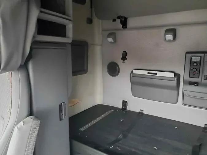 2019 VOLVO VNL760