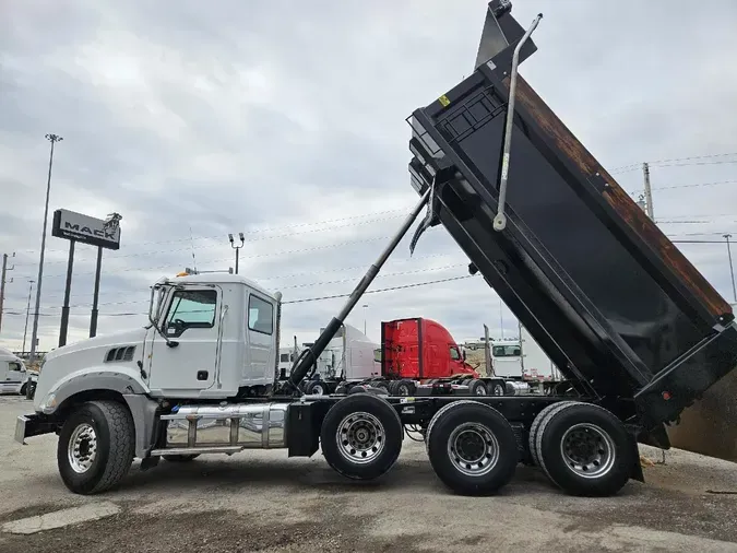 2015 MACK GU813