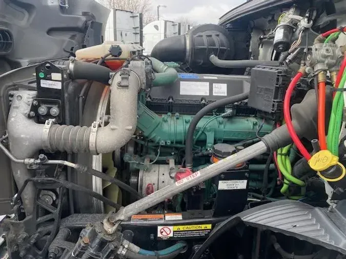 2023 Volvo VNR64T400