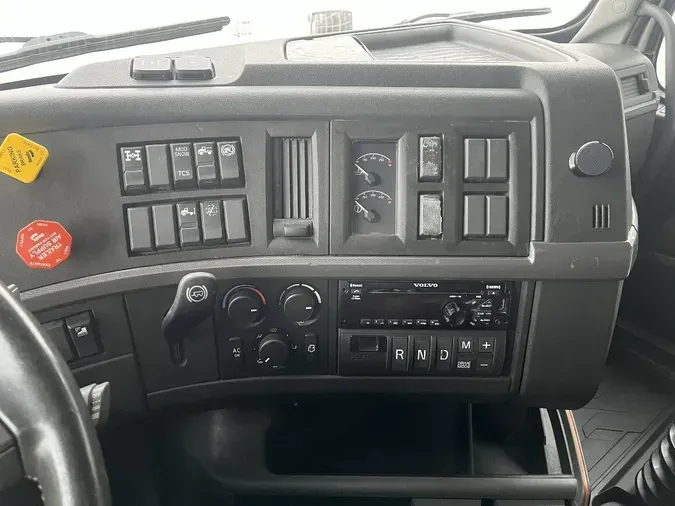 2021 VOLVO VNL64T760