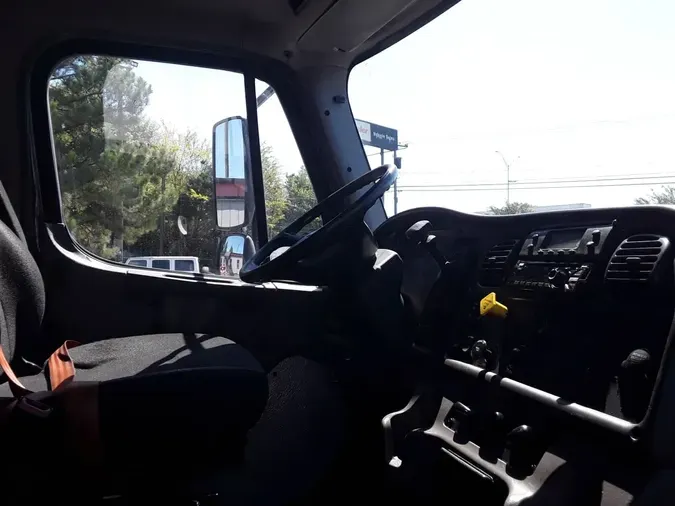 2018 FREIGHTLINER M2 106