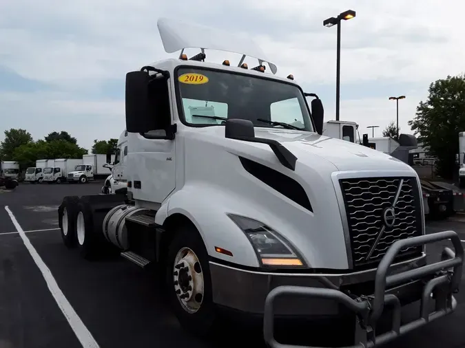 2019 VOLVO VNL64T-300