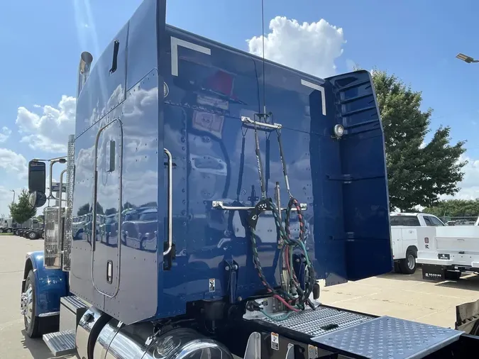 2023 Peterbilt 389