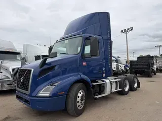 2021 VOLVO VNR64T300