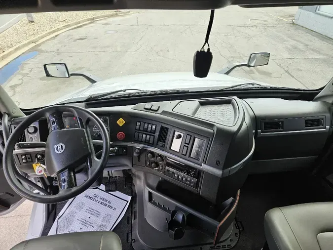 2019 VOLVO VNL64T760