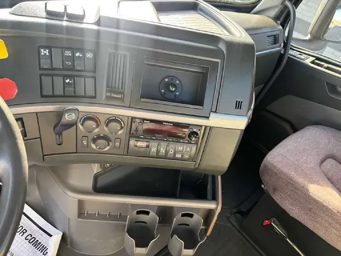 2022 VOLVO VNR64T300