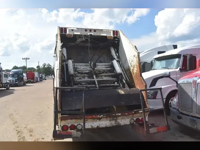 2005 FREIGHTLINER BUSINESS CLASS M2 106