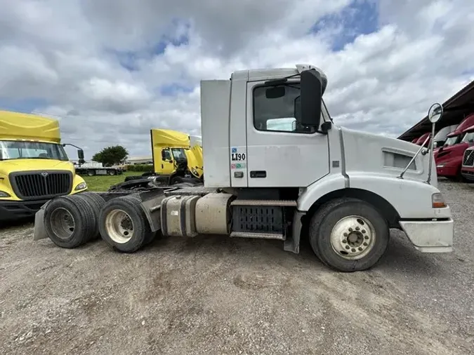 2013 VOLVO VNM64T200