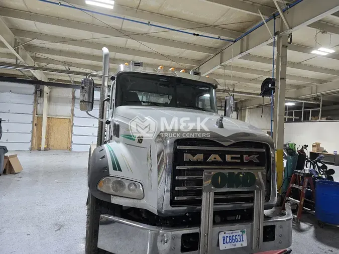 2022 MACK GU813