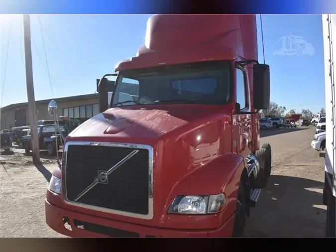 2013 VOLVO VNM64T200