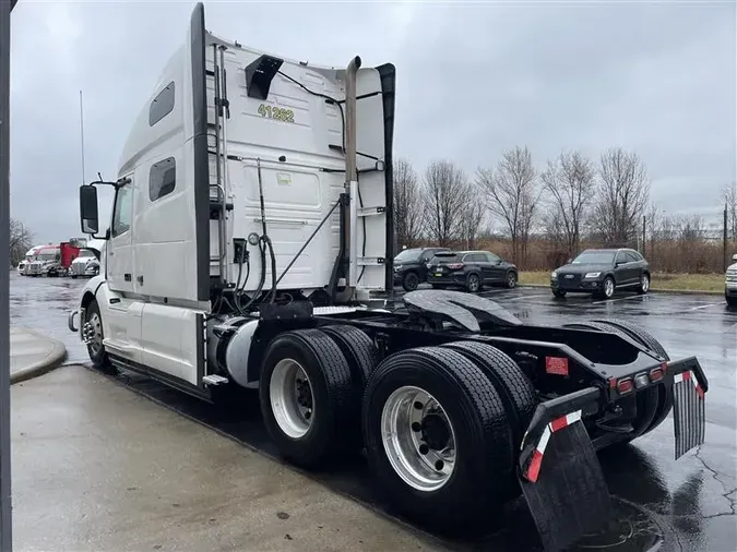 2021 VOLVO VNL64T760