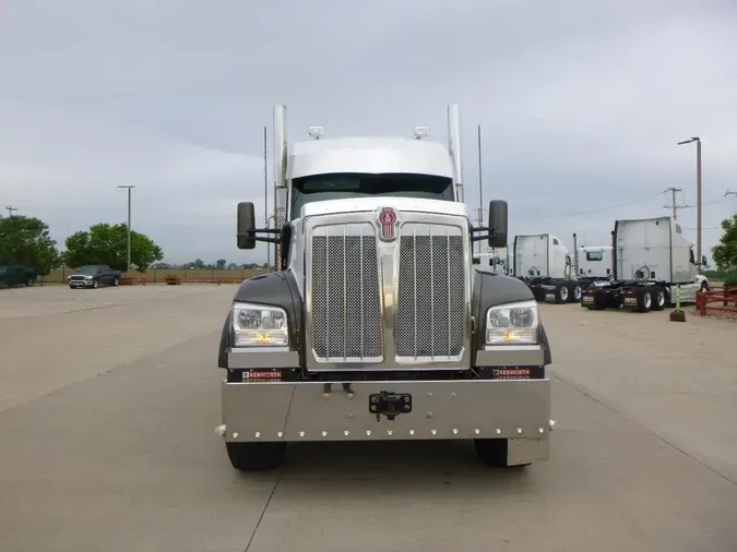 2021 Kenworth W990