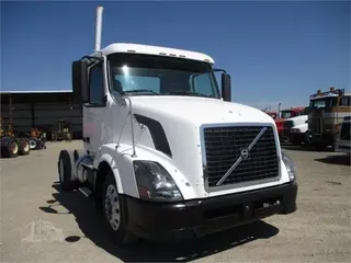2010 VOLVO VNL42T300