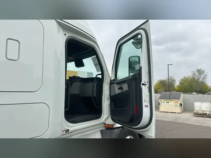 2021 Freightliner Cascadia 126