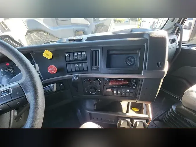 2022 VOLVO VNL760