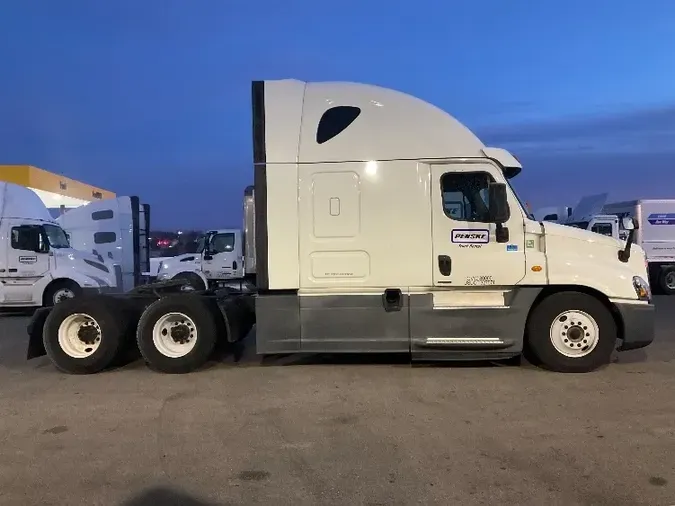 2018 Freightliner X12564ST