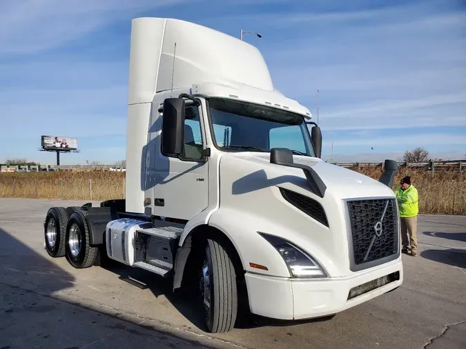 2020 VOLVO VNR64T300