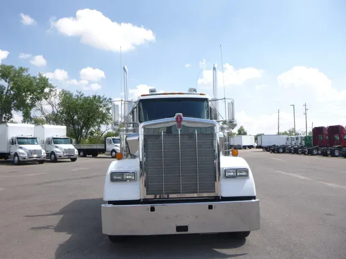 2023 Kenworth W900
