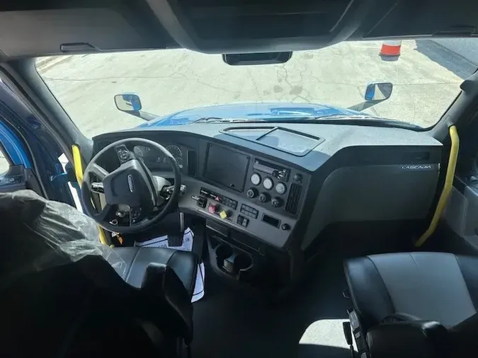 2021 FREIGHTLINER Cascadia 126