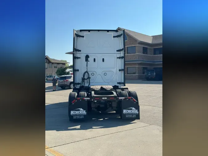 2022 FREIGHTLINER Cascadia 126