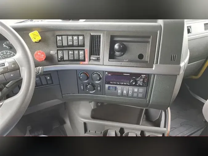 2021 VOLVO VNL740