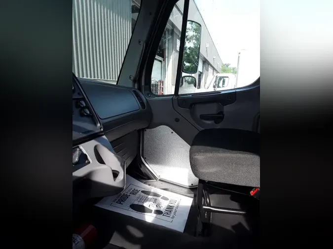 2016 FREIGHTLINER M2 106