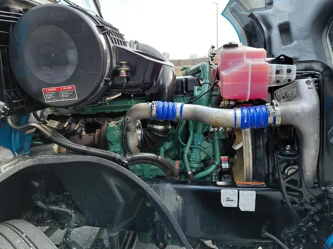 2021 VOLVO VNL64T300
