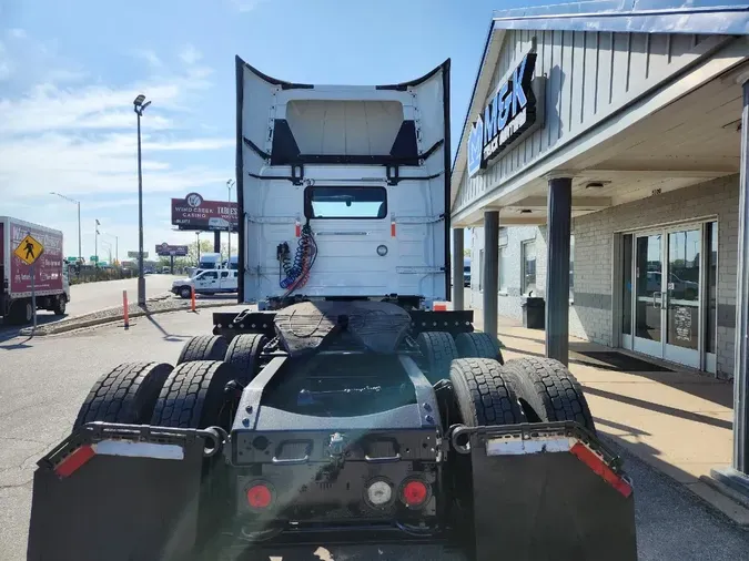 2018 VOLVO VNL64T300