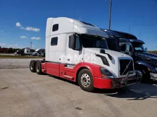 2017 VOLVO VNL780