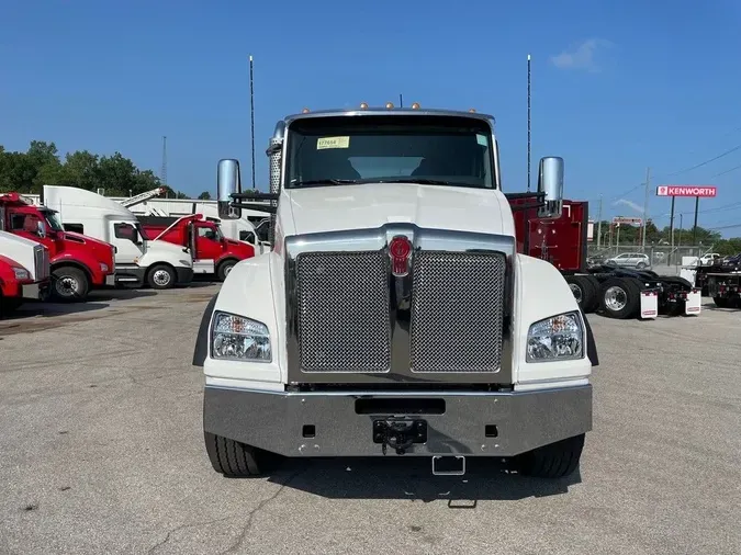 2025 Kenworth T880